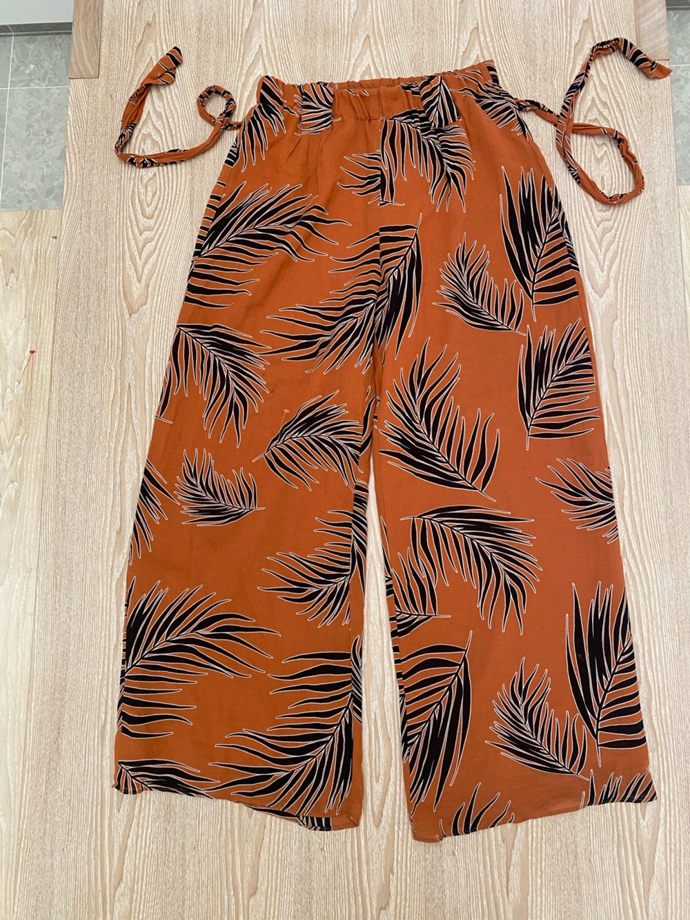 Size 8 Witchery Wide-Leg Tropical Print Pants